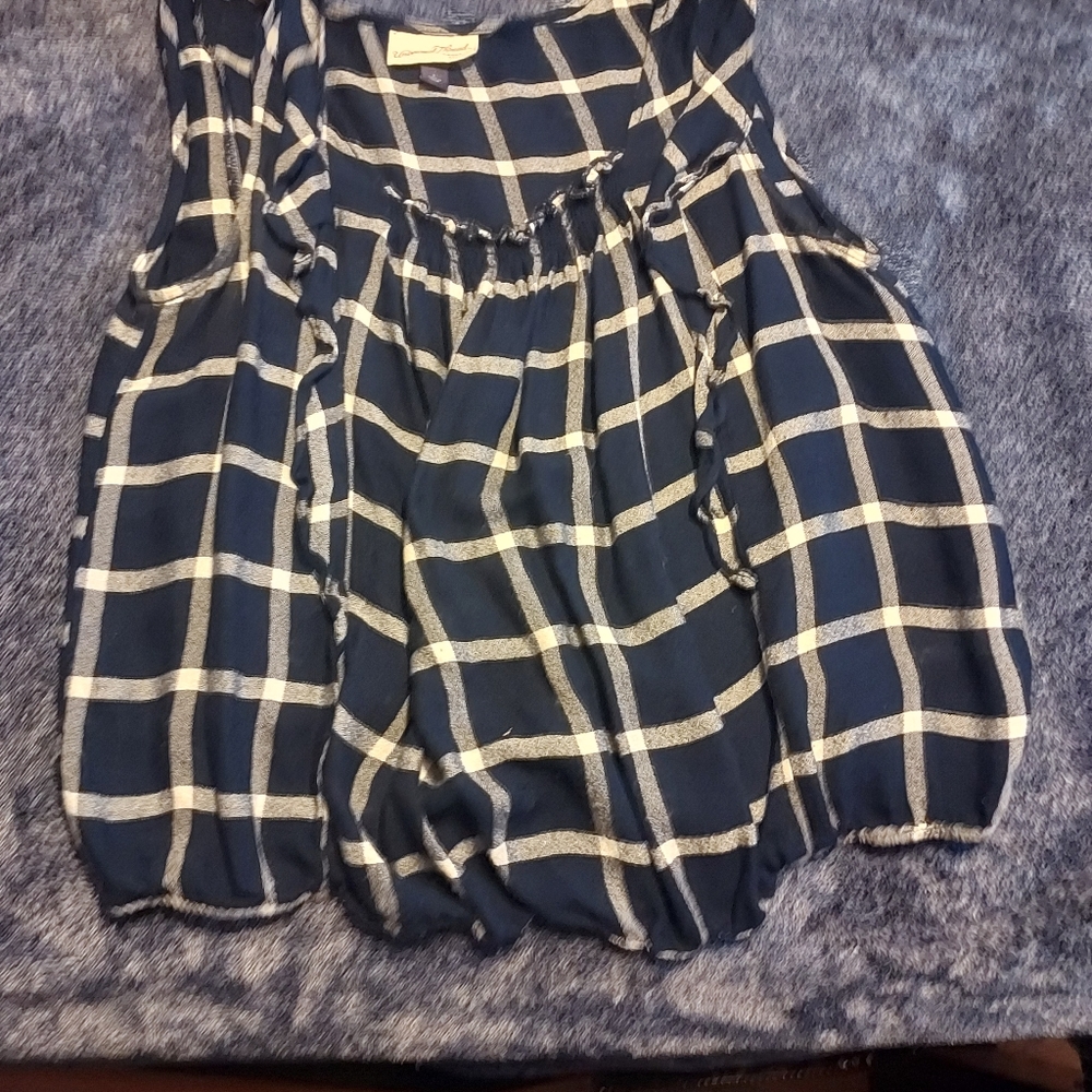 Woman's Top - Picture 3 of 3
